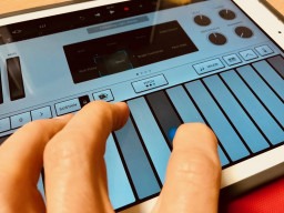 Developing self-efficacy and collaboration in iPad Bands: a reflection on the first twelve weeks of the Synthesis Project