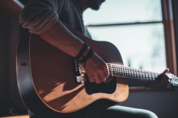 How To Effectively Learn Guitar At Home
